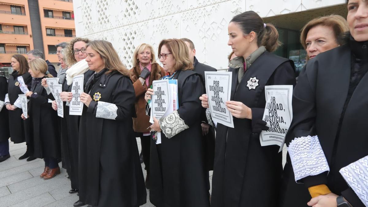 Concentración de los letrados de la Administración de Justicia de Córdoba frente a la Ciudad de la Justicia.