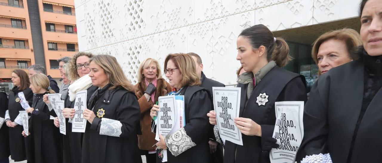 Concentración de los letrados de la Administración de Justicia de Córdoba frente a la Ciudad de la Justicia.