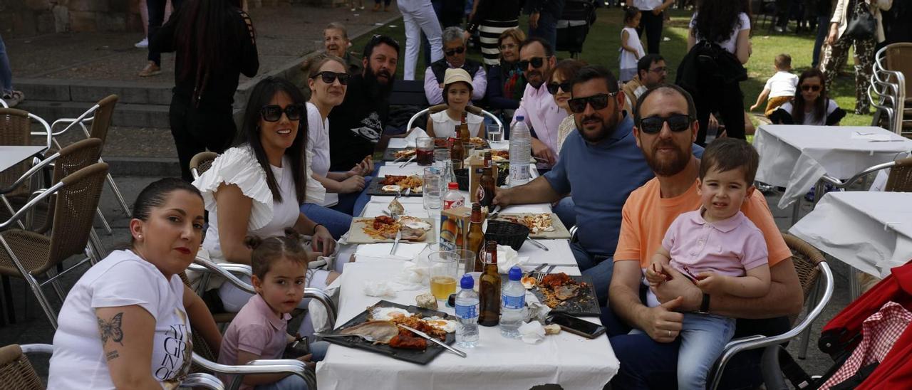 Varias personas comen el tradicional dos y pingada en una terraza en Zamora.