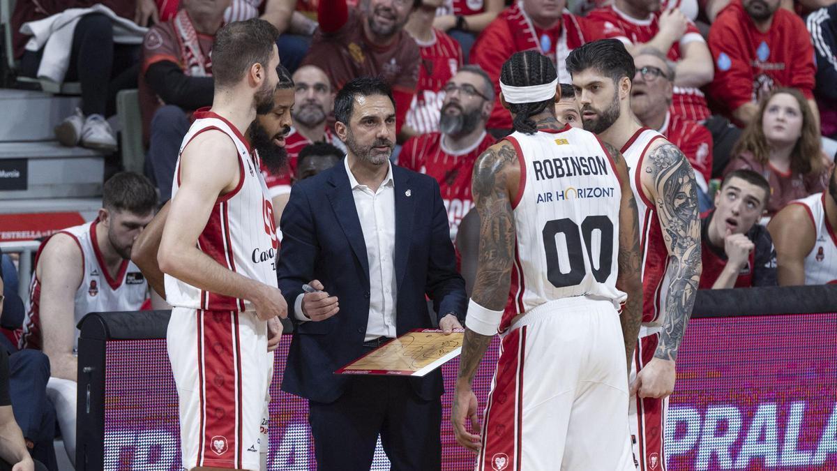 Ramírez, junto a sus jugadores en Murcia
