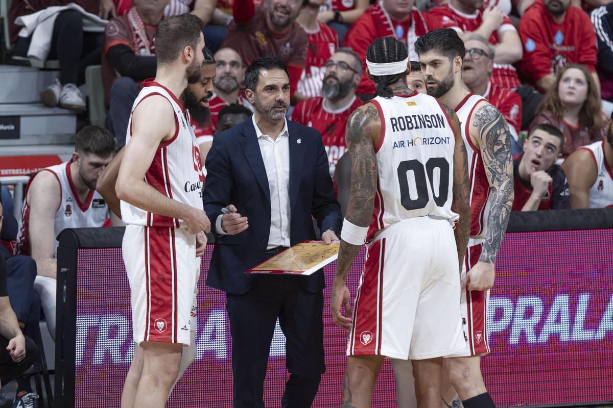 Ramírez, junto a sus jugadores en Murcia