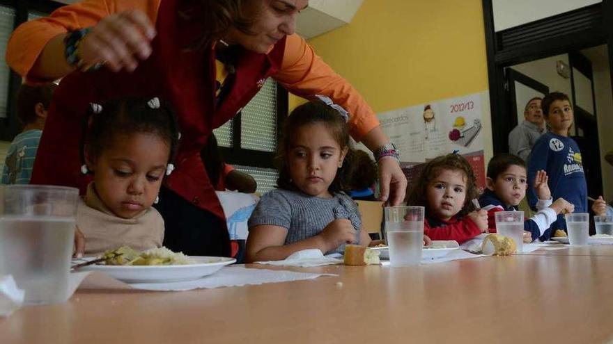 Usuarios del comedor escolar de A Rúa, en una imagen de archivo. // G. Núñez