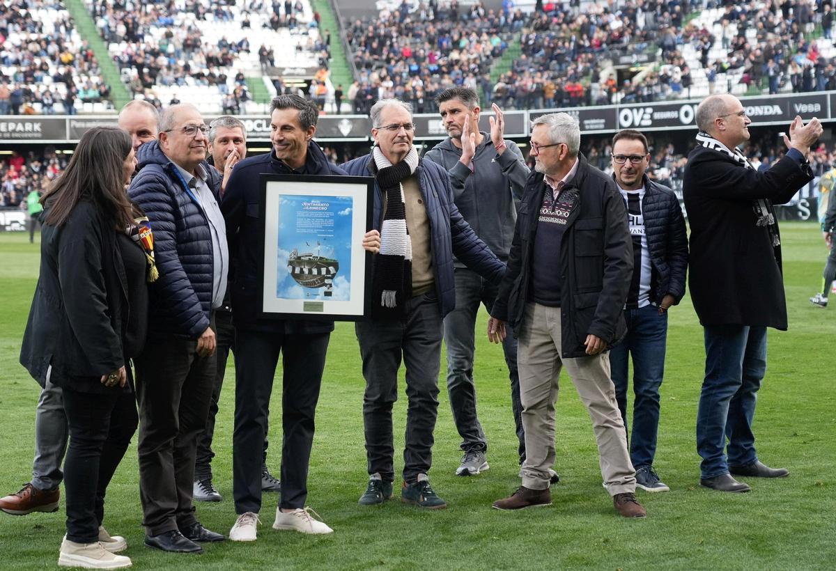 Bob Voulgaris, con la directiva de Sentimiento Albinegro, en un acto en la previa del Castellón-Burgos.