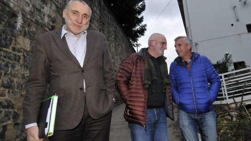 Benigno Fernández Fano, con Miguel Fernández y Marcelino Martínez, alcaldes de Caso y Sobrescobio.