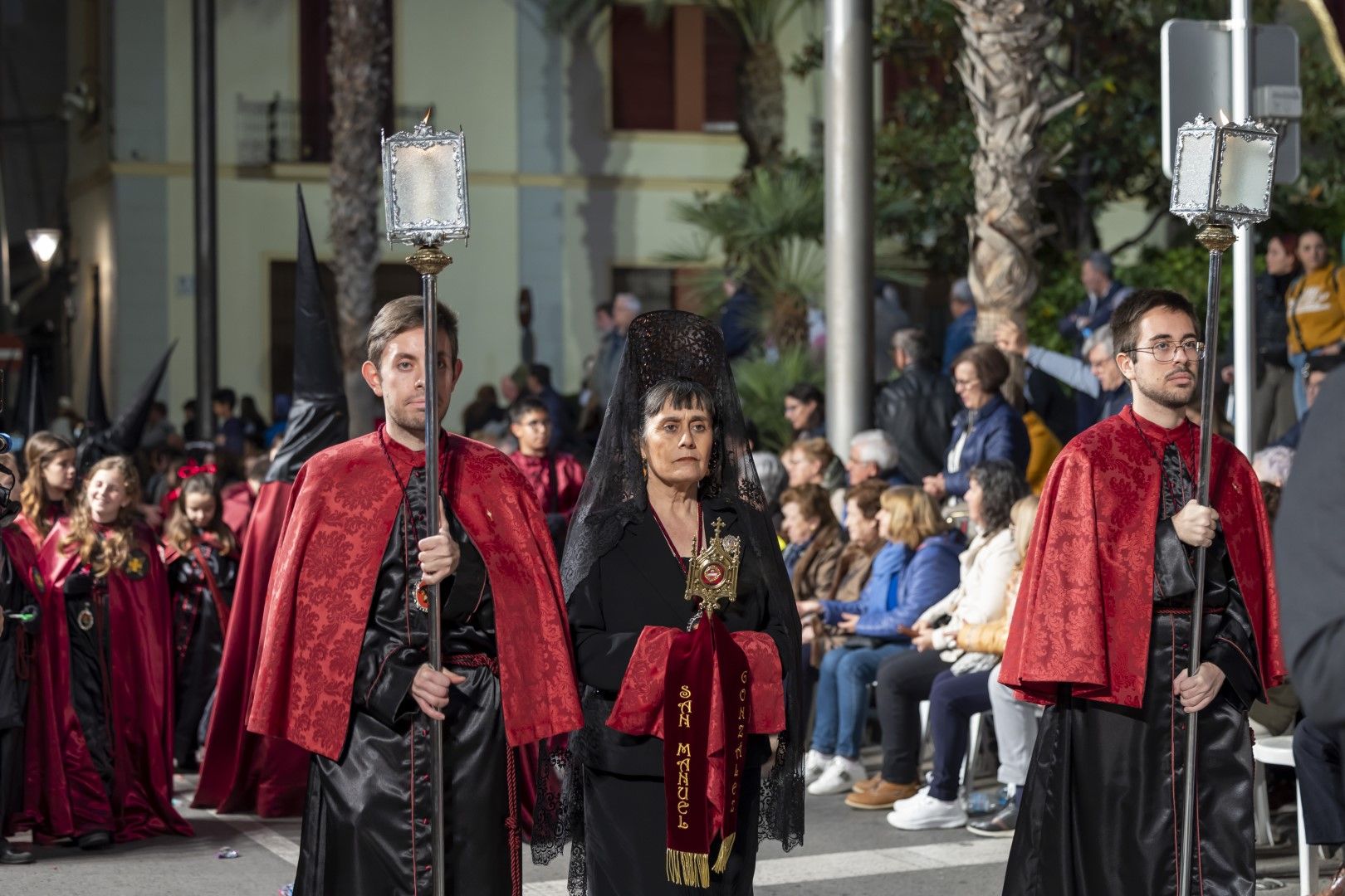 Las quince cofradías de la Semana Santa de Torrevieja recorrieron las calles en Viernes Santo