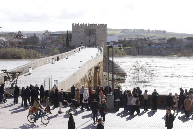 Los cordobeses disfrutan del sol al aire libre tras multitud de días de lluvia intensa