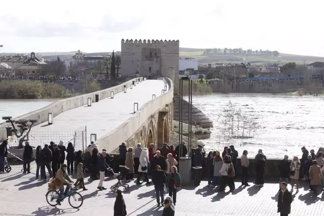 Los cordobeses disfrutan del sol al aire libre tras multitud de días de lluvia intensa