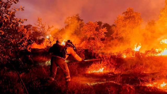 Bombers treballen en l’extinció de l’incendi de Niebla (Huelva). | EMA INFOCA