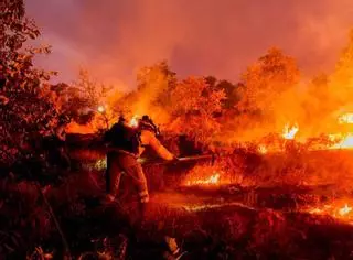 El foc de Niebla frena el seu avanç a Huelva, però s’estén per la província de Sevilla