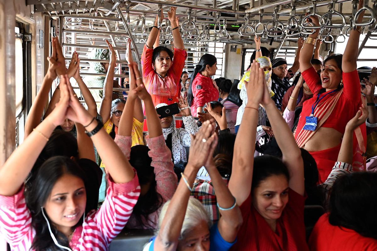 Yoga en el tren en India para celebrar el 8-M