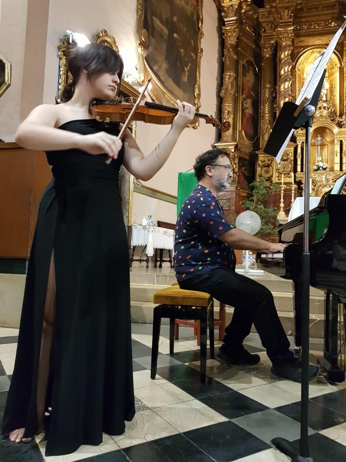 Francesc Blanco, al piano, acompañando a su hija Helena, violinista