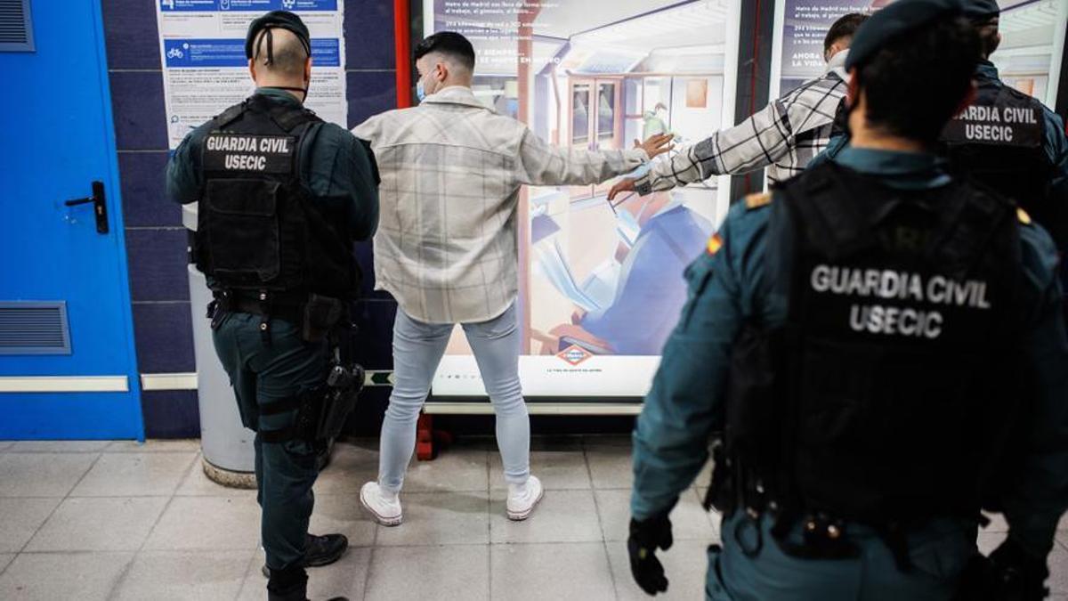 Guardia Civil cachea a dos jóvenes en el metro de Madrid