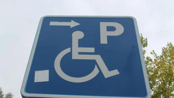 Señal que te indica plaza para personas con movilidad reducida