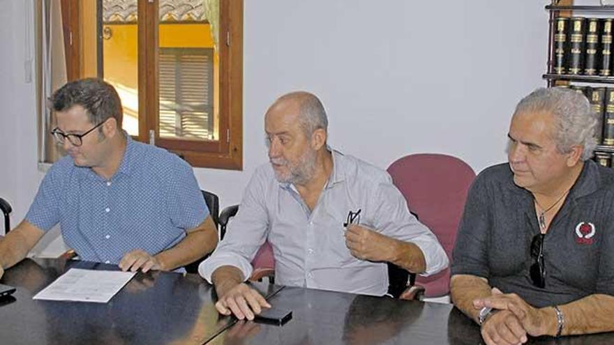 El alcalde de Marratxí (centro) durante la presentación de la propuesta ayer en la sede consistorial.