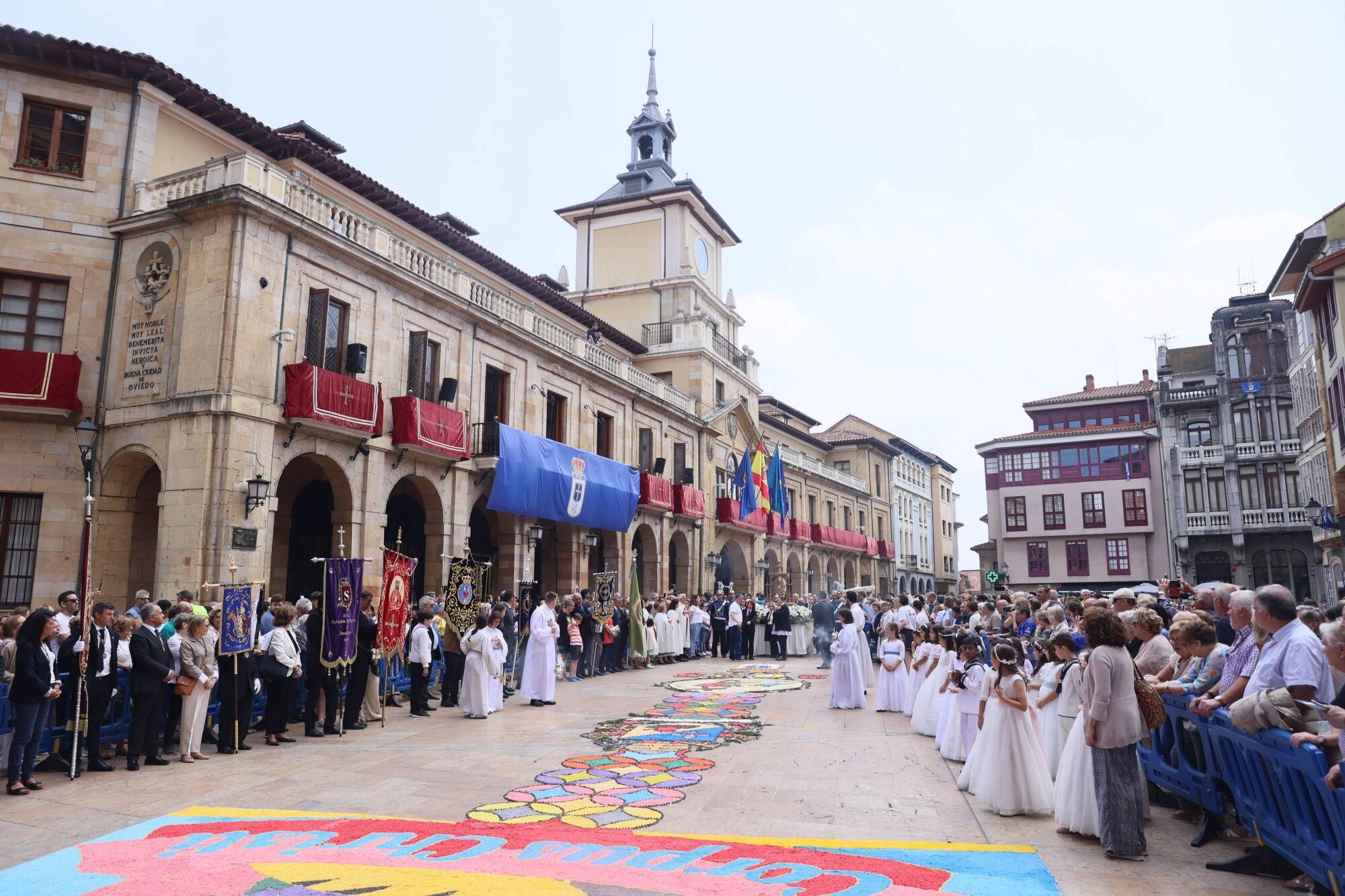 Así fue la misa del Corpus Christi en la catedral de Oviedo.