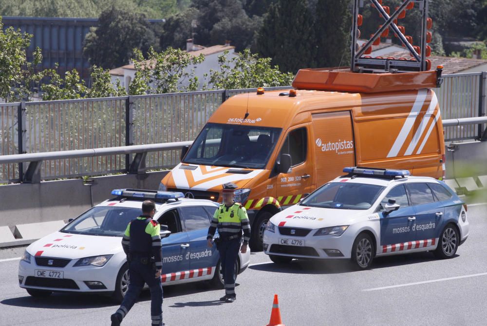 Una caravana bolca a l'AP-7 a Sarrià de Ter