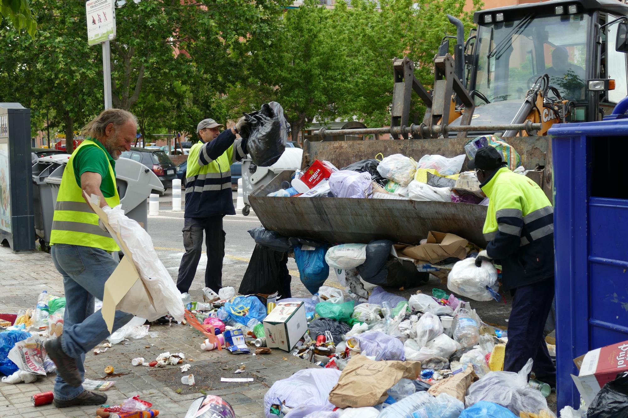 Segueixen les tasques de recollida de deixalles a Figueres