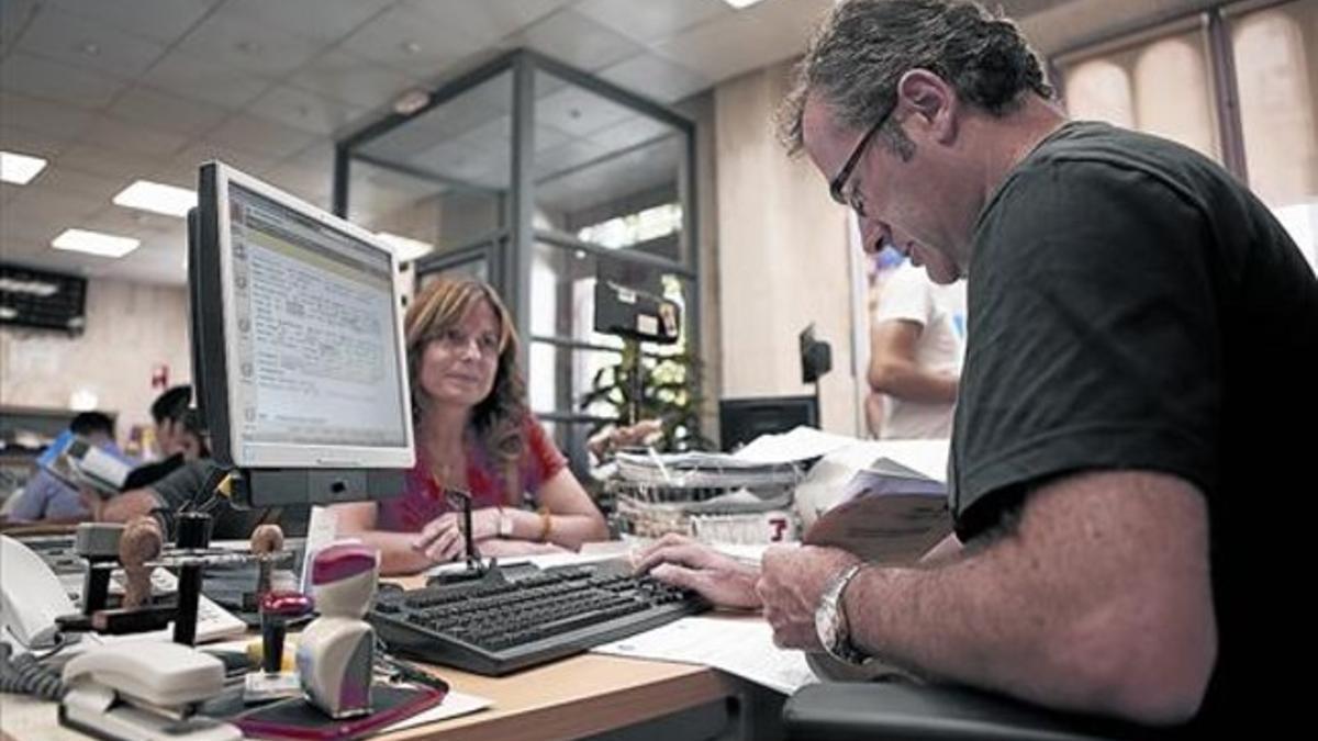 Actividad en una agencia de la Seguridad Social en Barcelona.