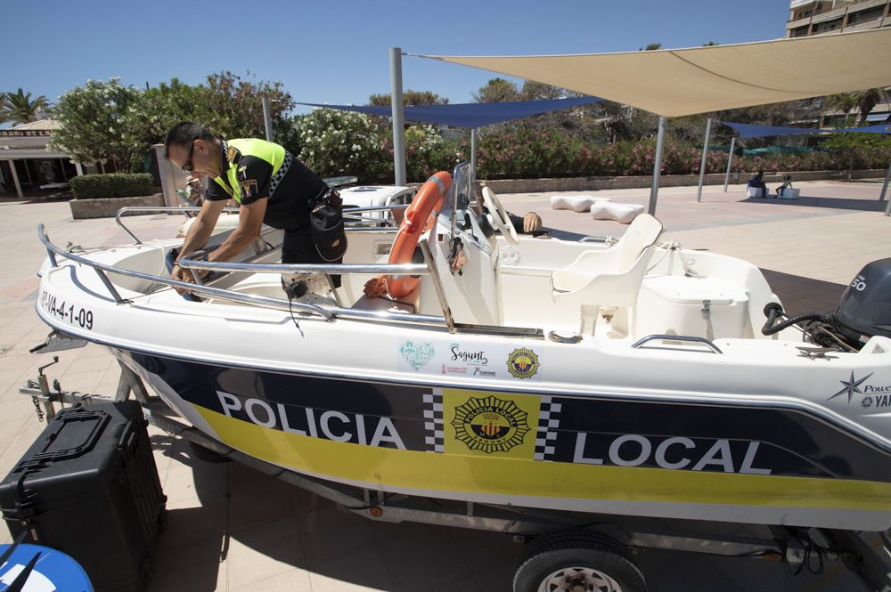 Sagunt coloca sus banderas de calidad en la playa del Port y presenta el dispositivo playa.