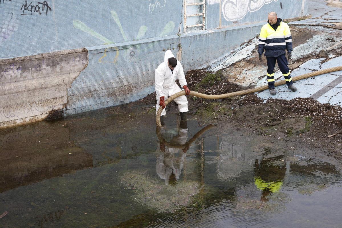 El inicio de los trabajos para dragar las piscinas de la Laboral, en imágenes