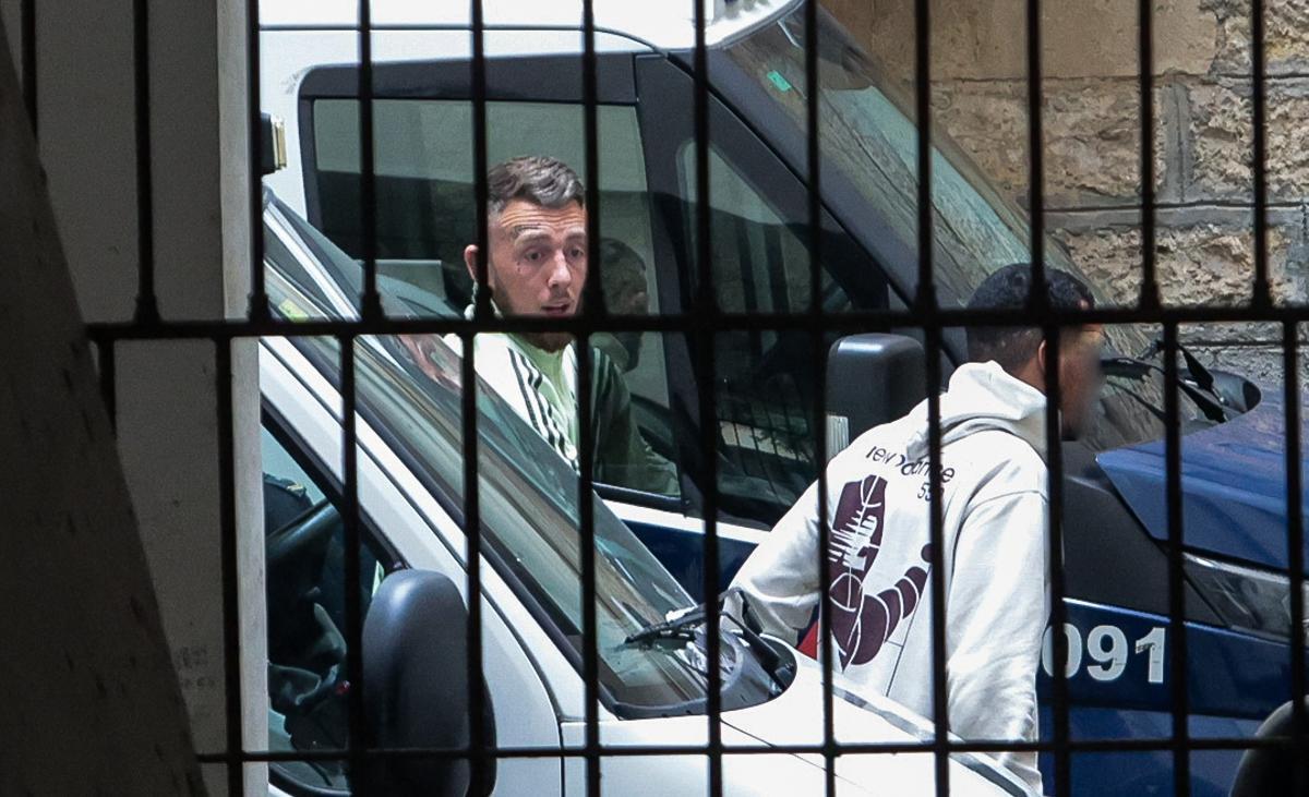 Llegada a los juzgados de Alicante del acusado de matar a un norirlandés en Rojales.