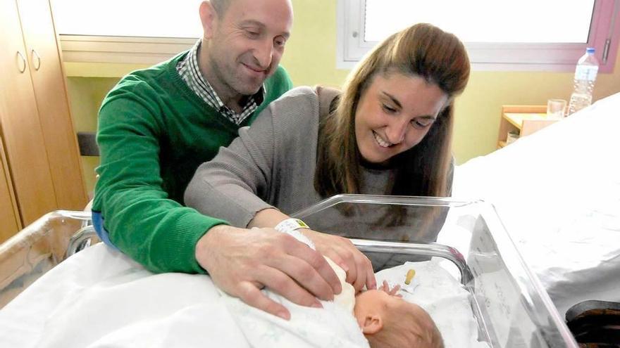 Una pareja con su bebé, nacido en el Hospital de Riaño este año.