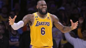 LeBron James, jugador de Los Angeles Lakers, celebra el triunfo ante los Warriors.