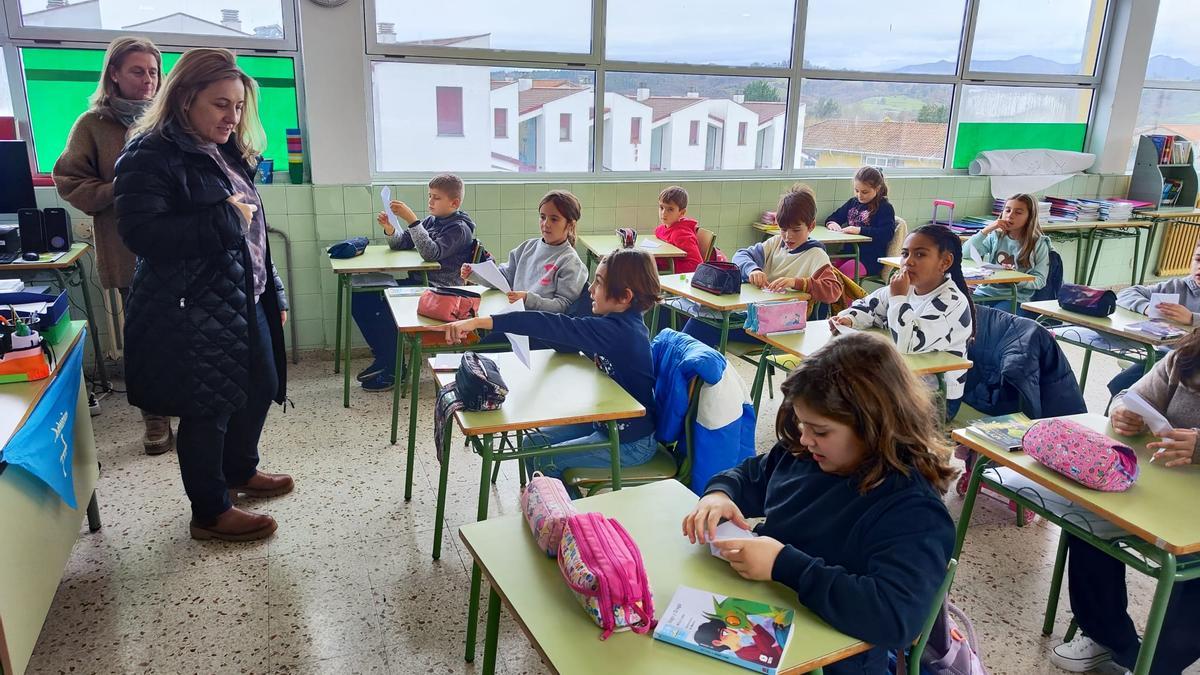 Lydia Espina, durante la visita a una de las aulas del colegio Salvador Vega Berros.