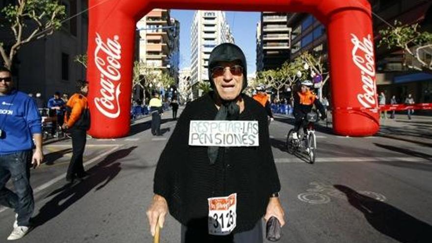 Uno de los corredores de la San Silvestre en Alicante disfrazado para la ocasión