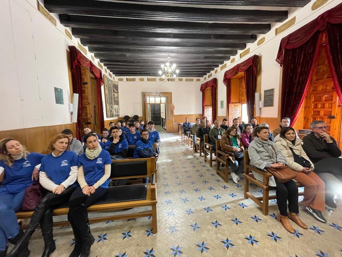 Alumnos y profesores durante la recepción en el Ayuntamiento de Elche.