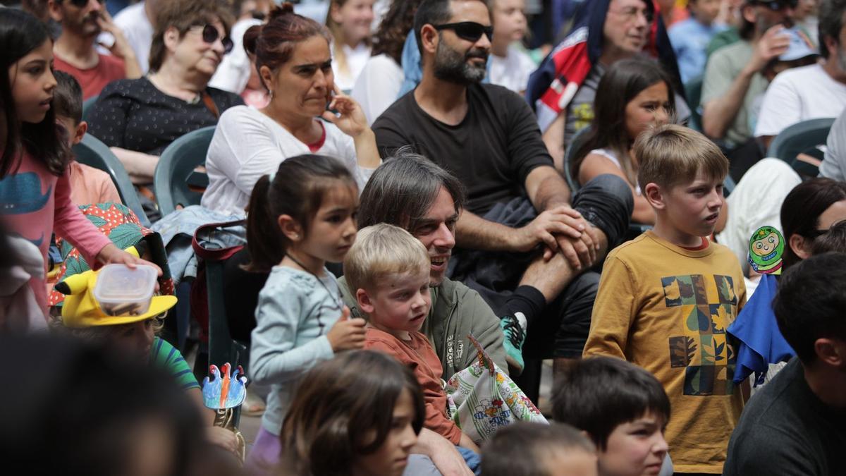 Público en la plaza Major.