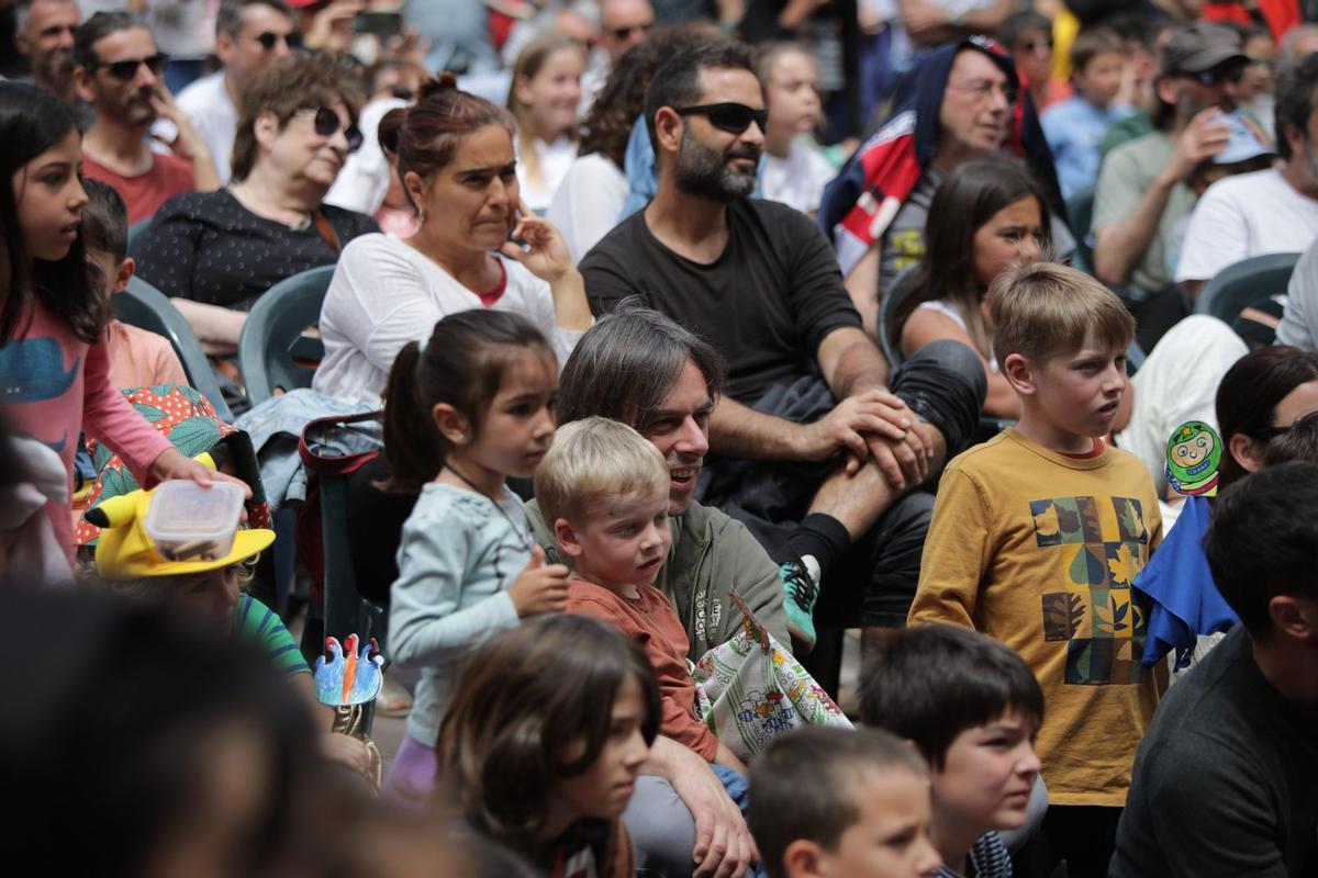 Público en la plaza Major.