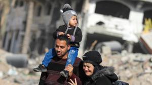 Una familia palestina emprende el viaje de regreso a su hogar este domingo, en el norte de Gaza.