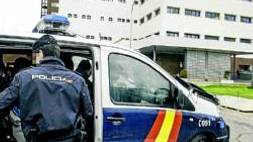 La policía impide que un recluso agreda a médicos del Infanta