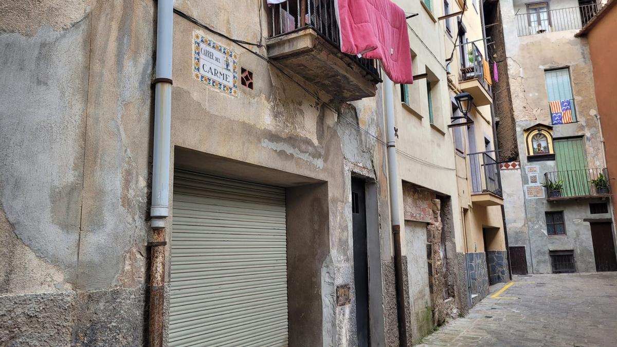 Placa del carrer del Carme, amb la casa on els Mossos van investigar el cas