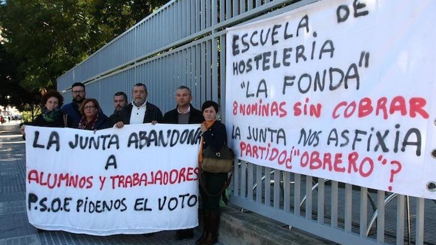 Profesores de La Fonda durante una concentración en la que reclamaban sus nóminas.