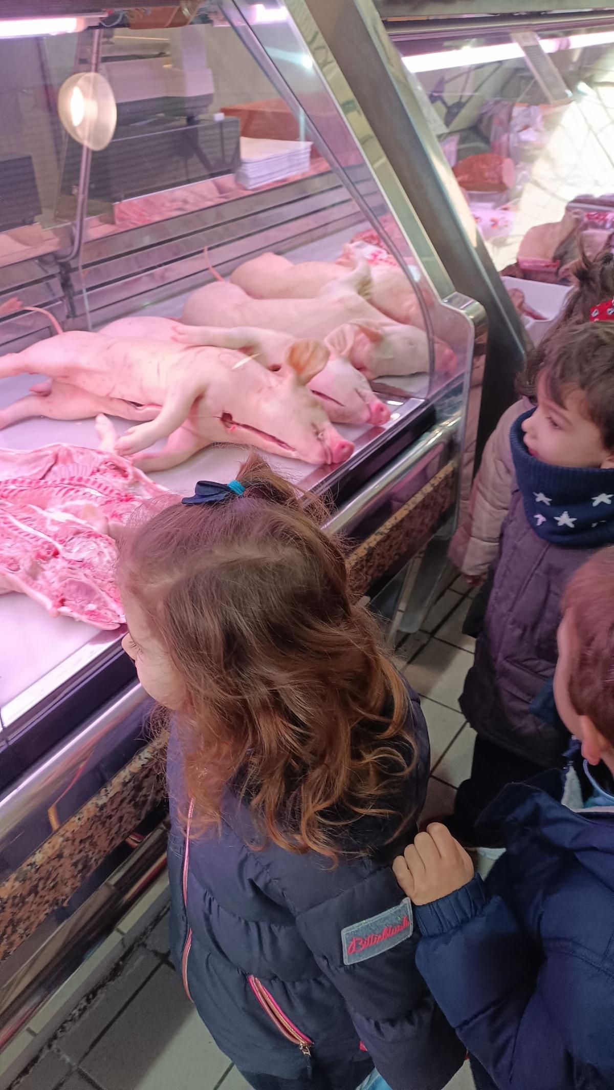 GALERÍA | Visita inesperada en el Mercado de Abastos: los niños de Infantil del Sagrado Corazón de Jesús