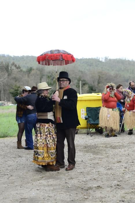 La Romería de San Blas del Entroido de Veiga, en Culleredo, vuelve a reunir los más variados disfraces de los vecinos, además de acoger la lectura de los tradicionales testamentos.