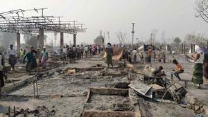 Así ha quedado el campo de refugiados rohingyas tras el incendio que se ha cobrado al menos 15 muertos.