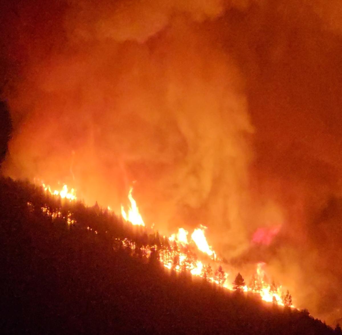 Un incendio forestal en Tenerife obliga a evacuar varias zonas