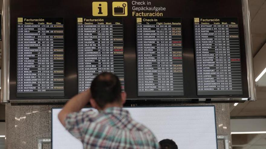 Un pasajero revisa la pantalla, con vuelos cancelados por huelga, en Son Sant Joan este verano. | MANU MIELNIEZUK