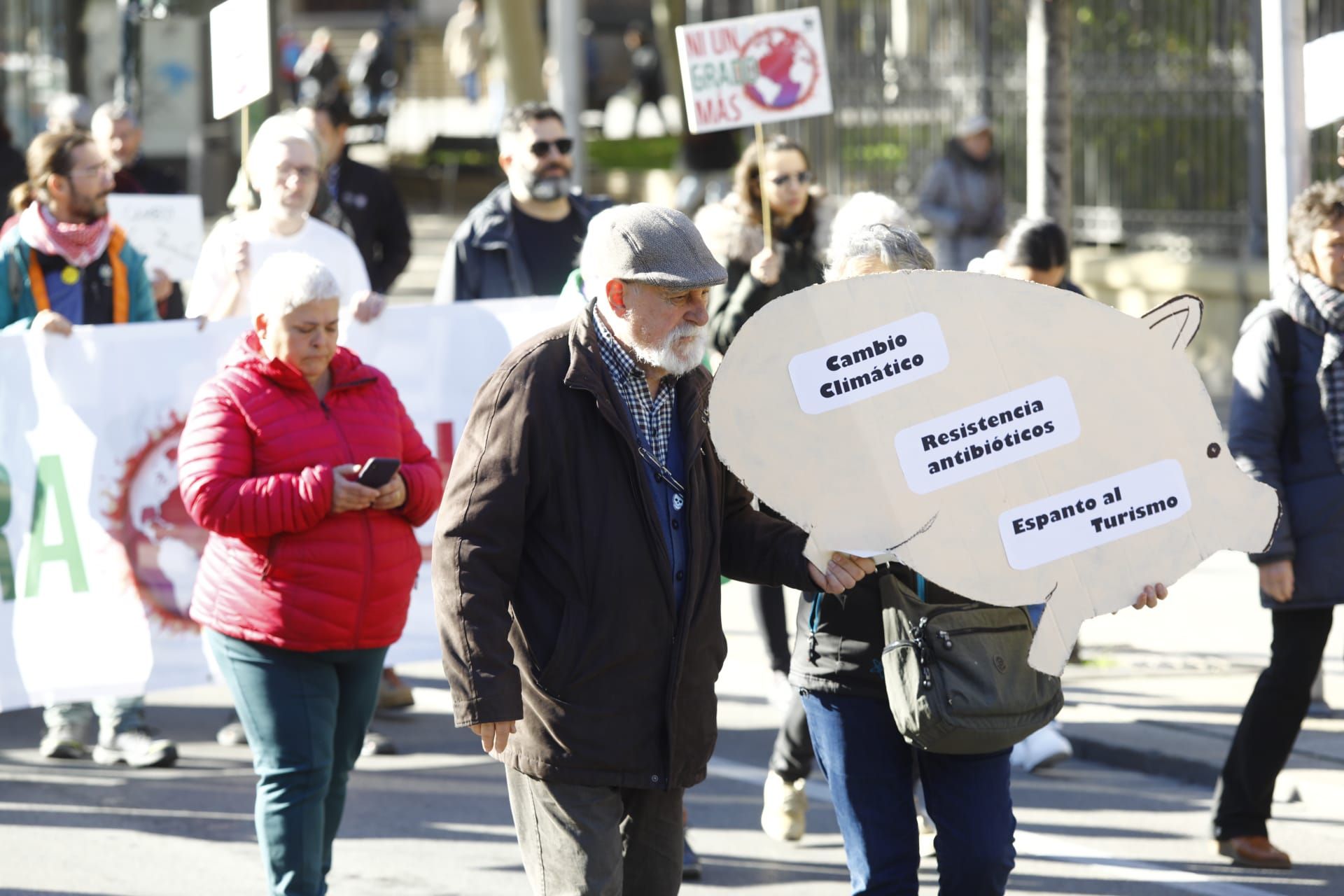 Cientos de personas se concentran contra el cambio climático en Zaragoza