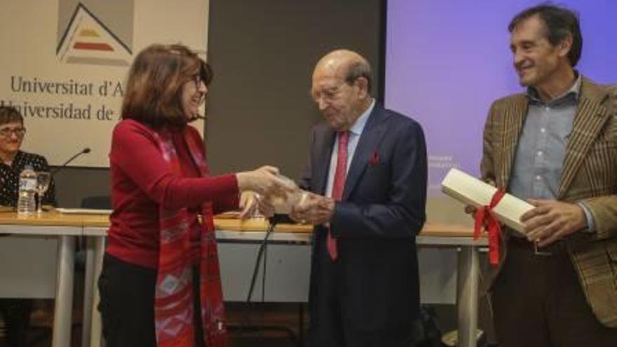 El empresario Pedro Miralles recibe el premio de homenaje a su trayectoria.