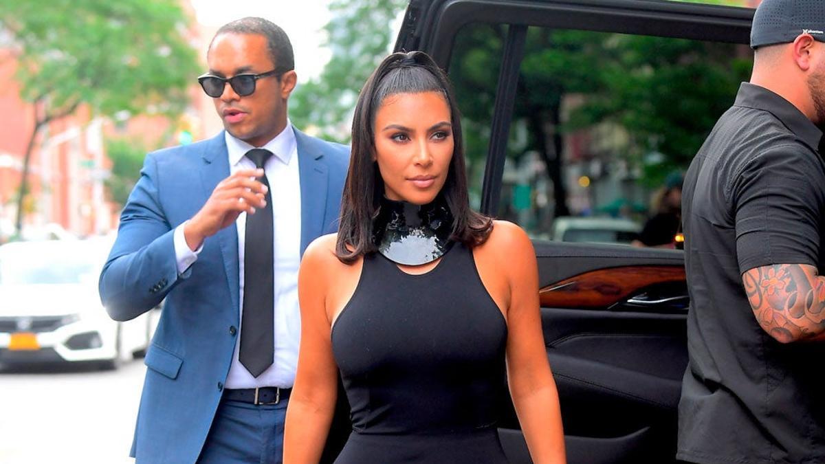 Kim Kardashian con chanclas de tacón.