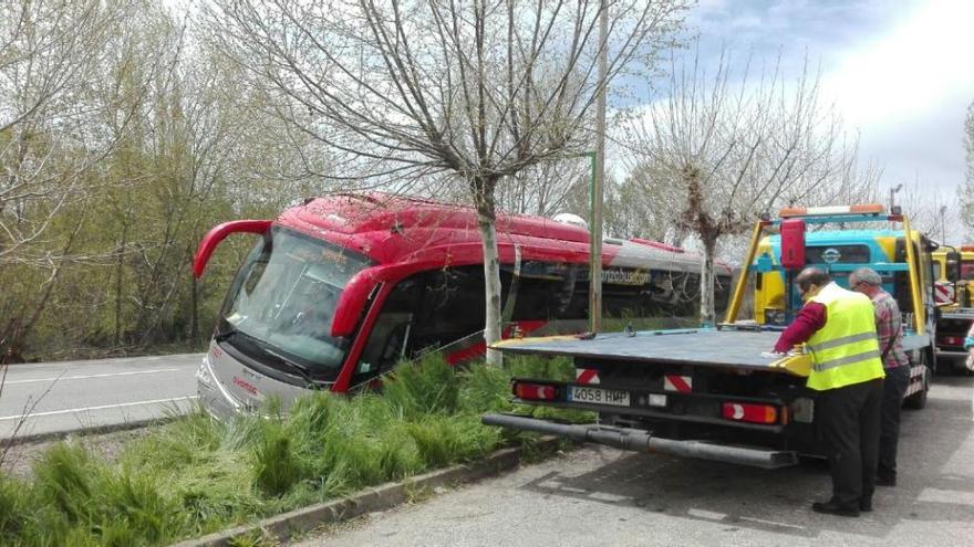 El autobús fuera de la vía en la N-525