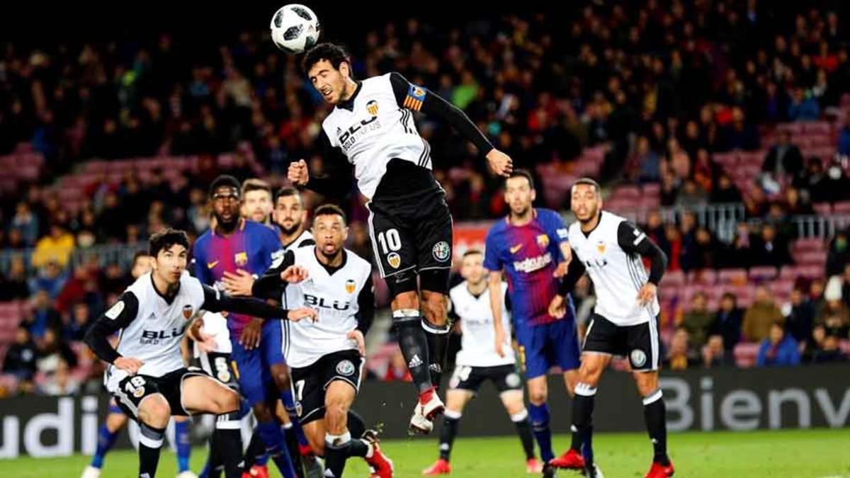 Una constante en el primer tiempo. El Valencia atrás, sacando balones de su área... En la imagen, un despejo aéreo de Parejo