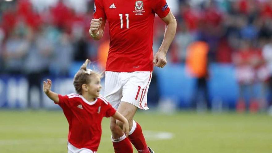 Bale juega con su hija tras conseguir la victoria en los octavos de final. // Efe
