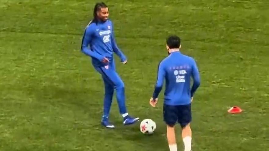 La divertida conexión entre Cherki y Olise con el balón