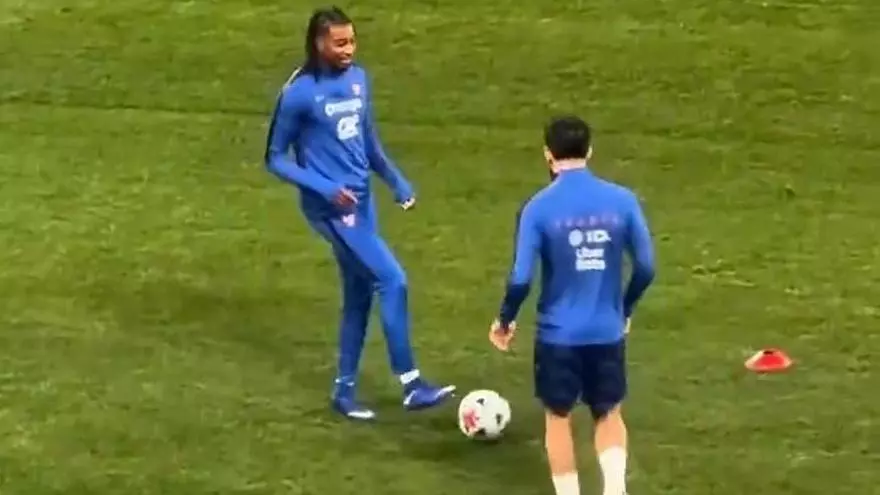 La divertida conexión entre Cherki y Olise con el balón
