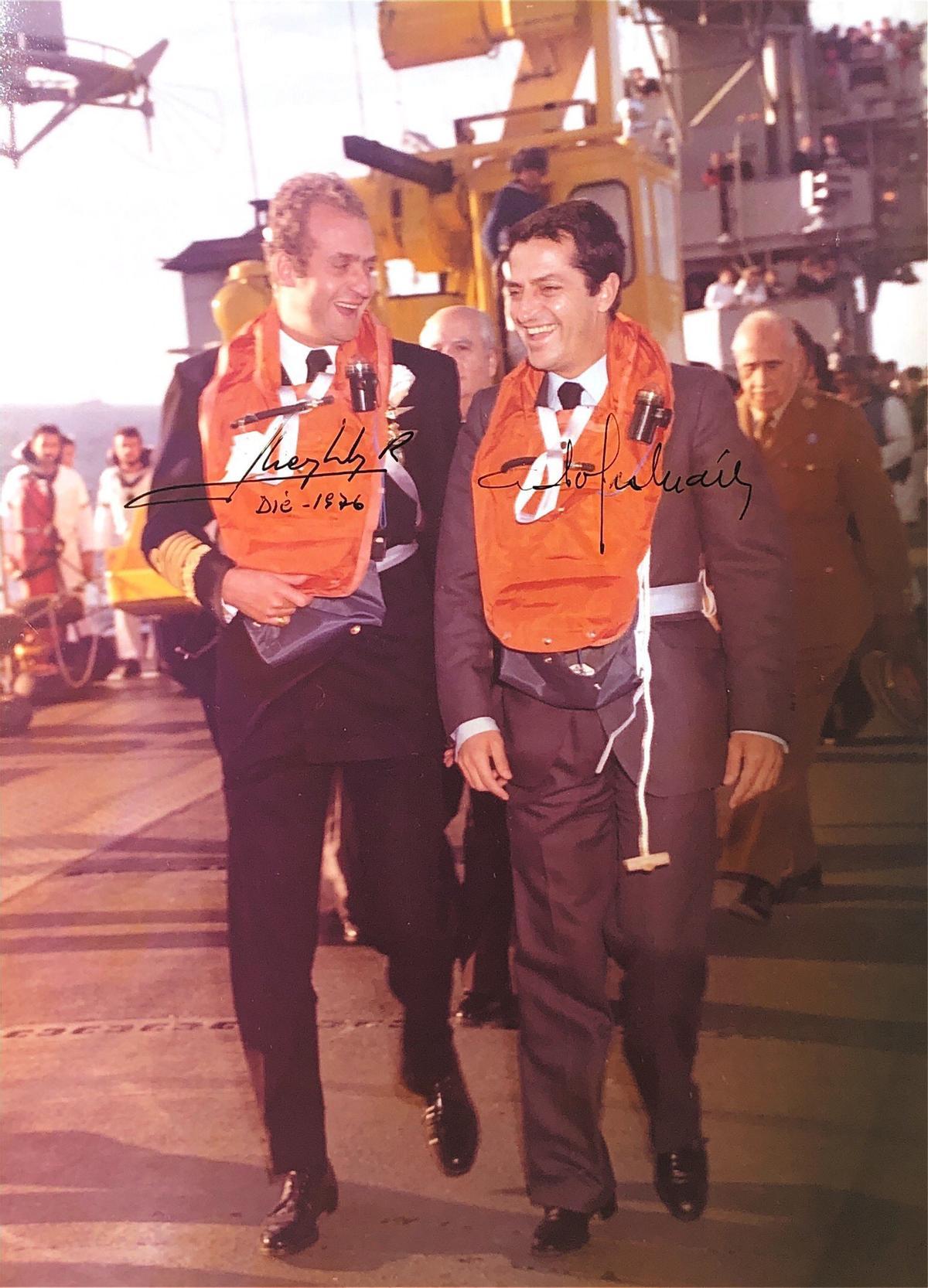El Rey y Adolfo Suárez en una foto dedicada a Carmen (diciembre de 1976)